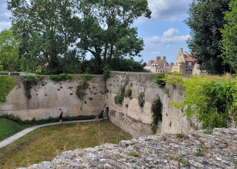 bergues-entre-remparts-et-ville